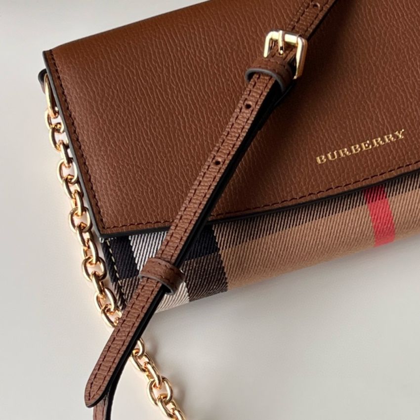 Bv*b*rry Check Chain Wallet