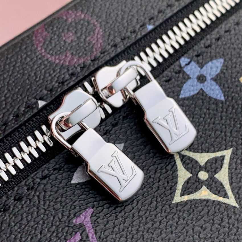 M13747 LV x TM Vanity Chain Pouch
